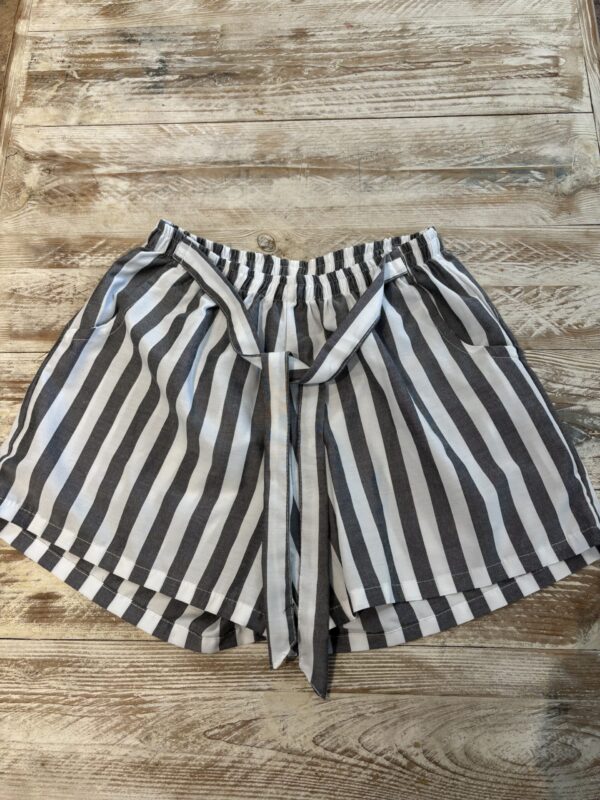 Short a rayas con lazo
