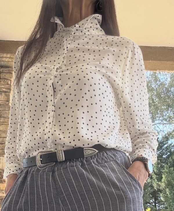Camisa blanca a lunares negros