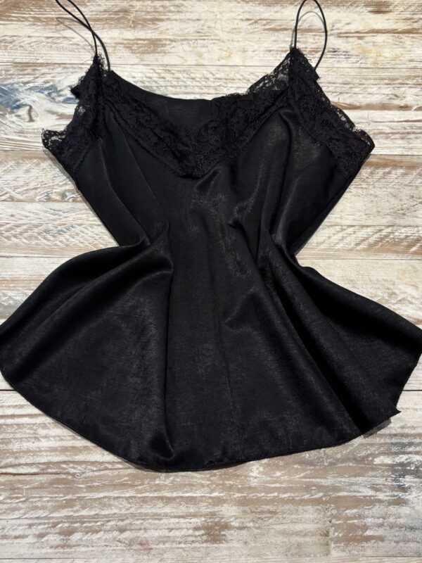 Top lencero satinado negro
