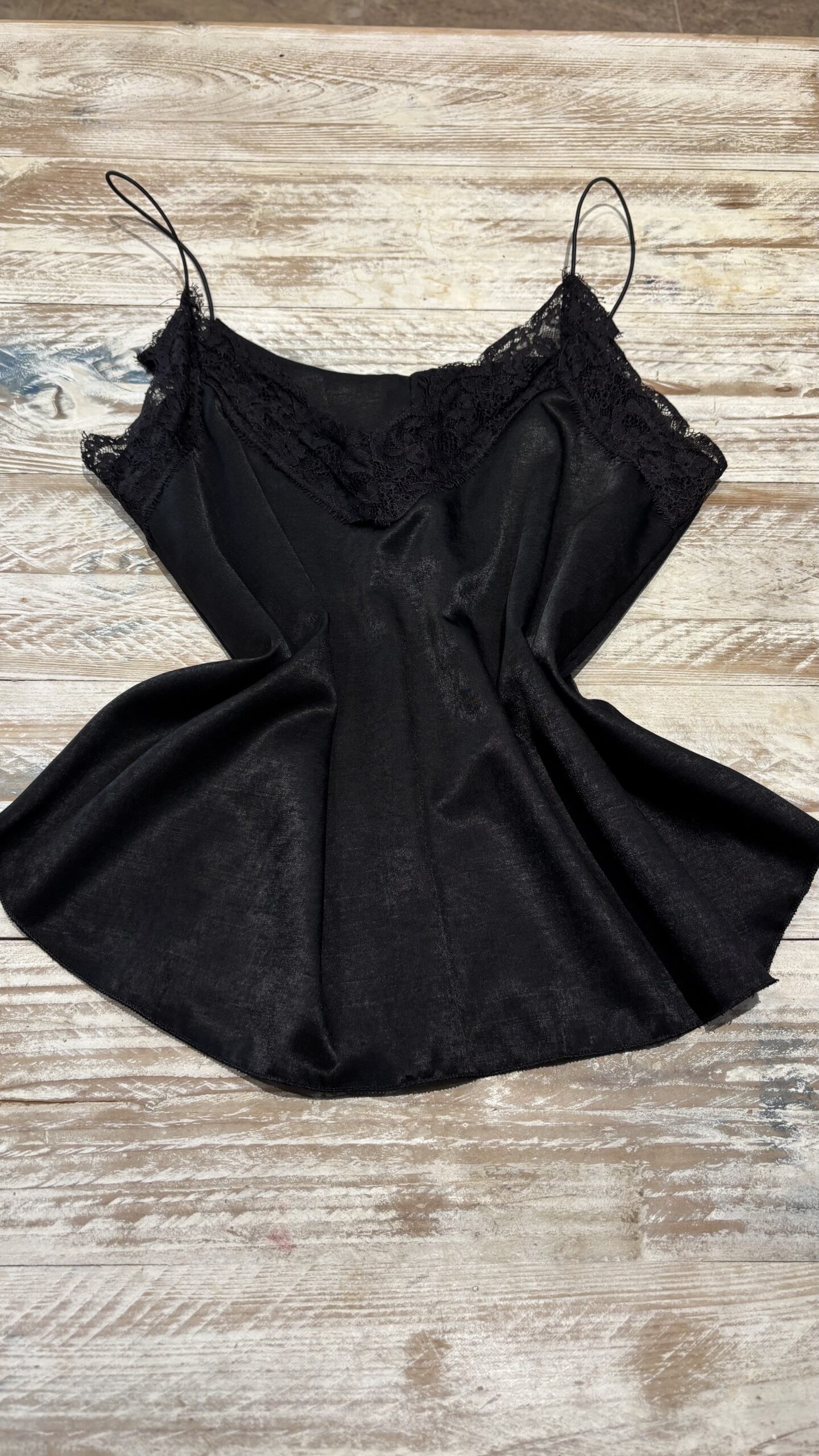 Top lencero satinado negro