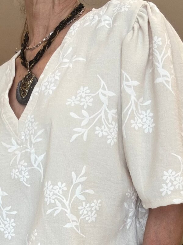 Blusa oversize manteca con flores