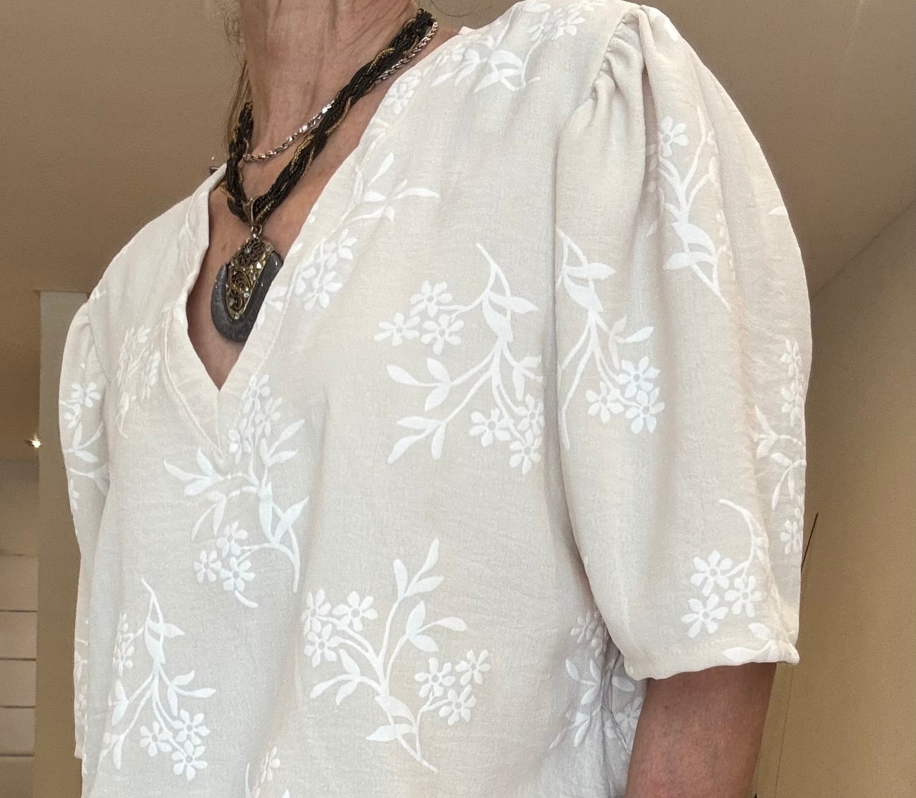 Blusa oversize manteca con flores
