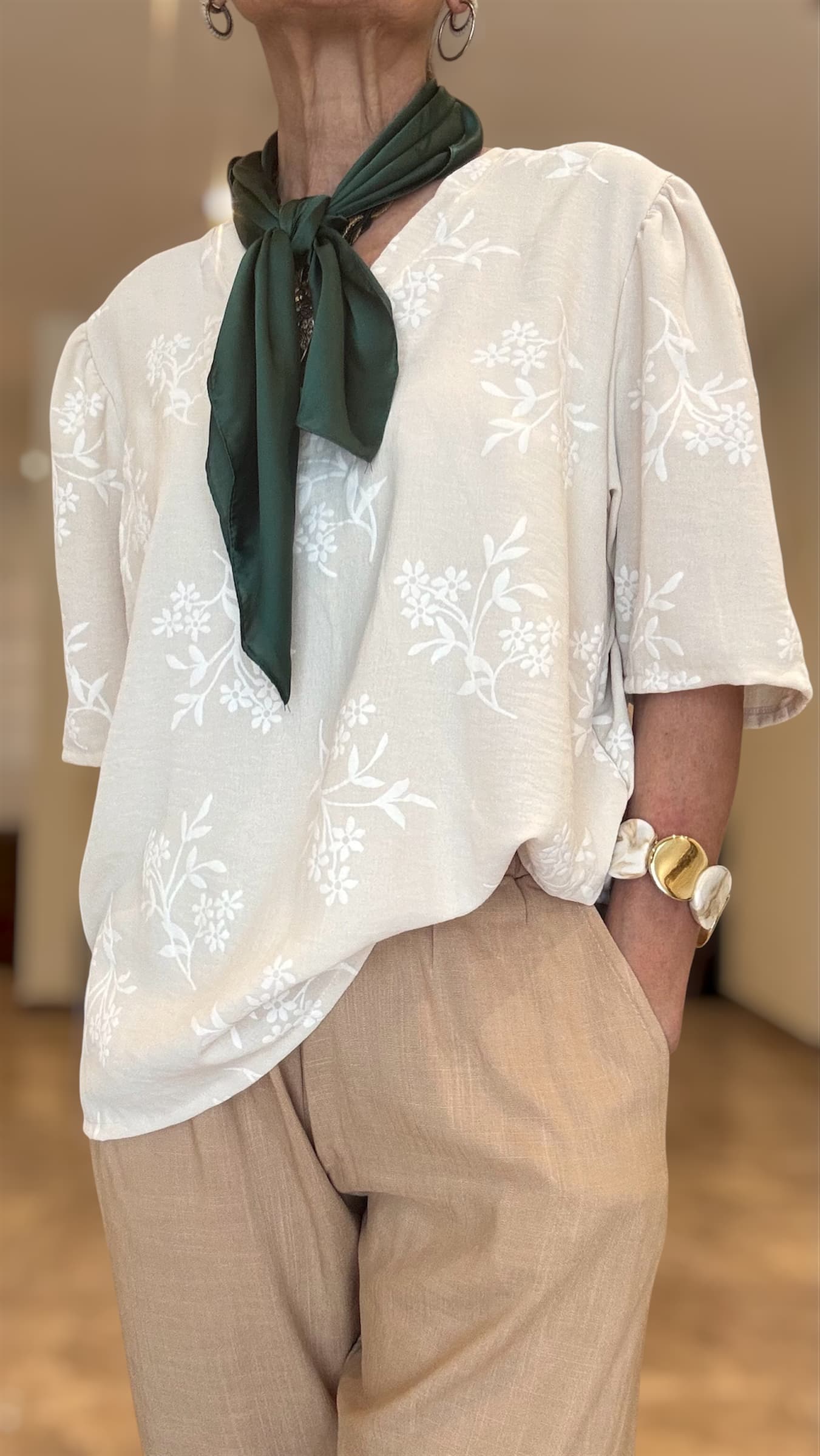 Blusa oversize manteca con flores - Imagen 2
