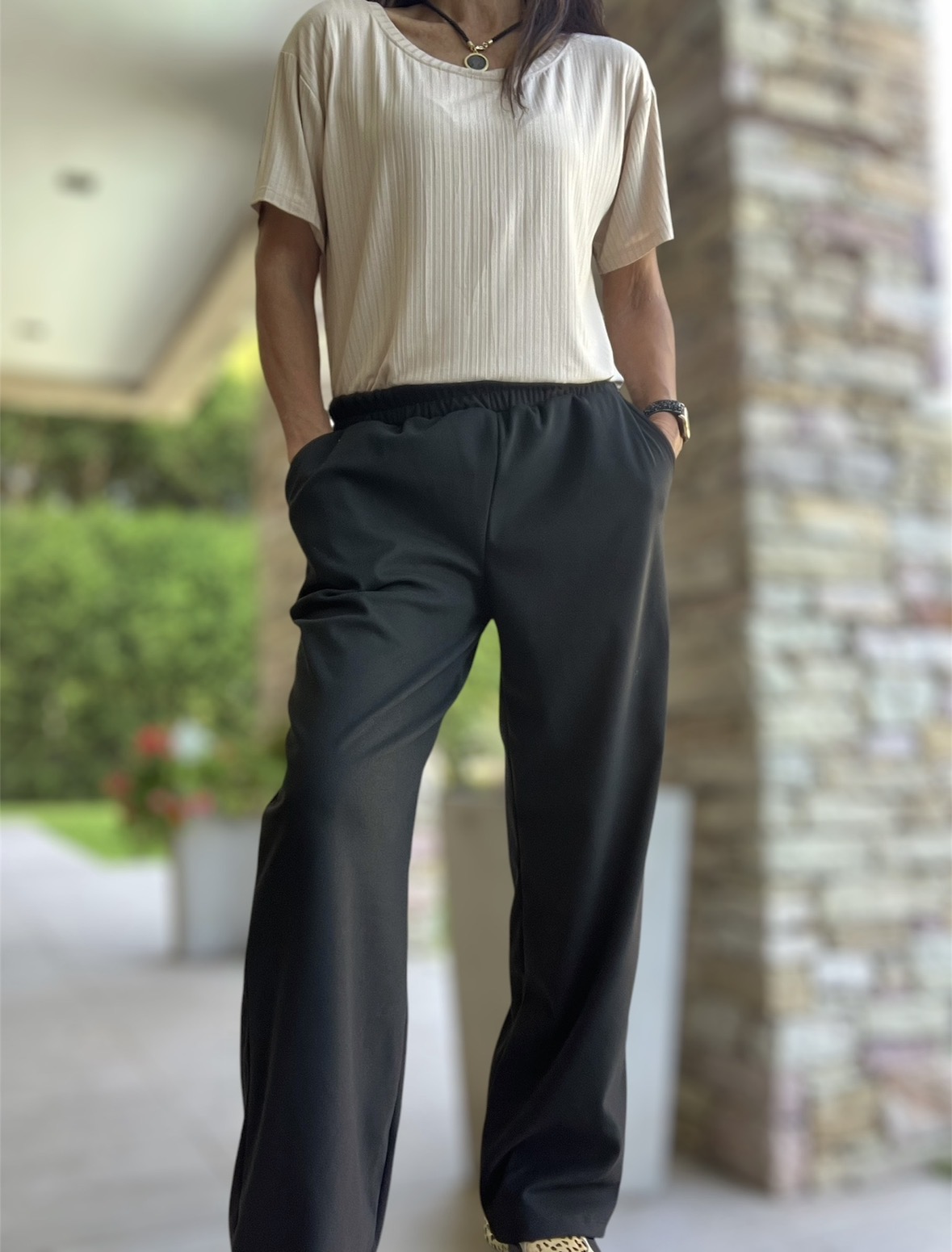 Pantalón wide leg gamuzado negro